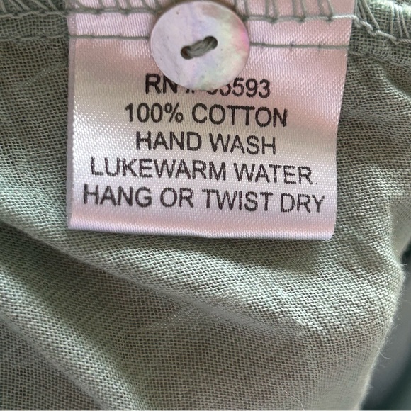 JP and Mattie Green Ruffles Blouse Mother of Pearl Buttons Size Medium - Picture 12 of 12